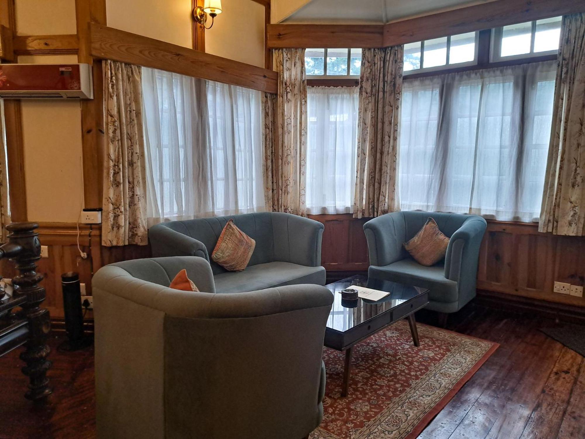 The Heritage Club - Tripura Castle Hotel And Spa 실롱 외부 사진