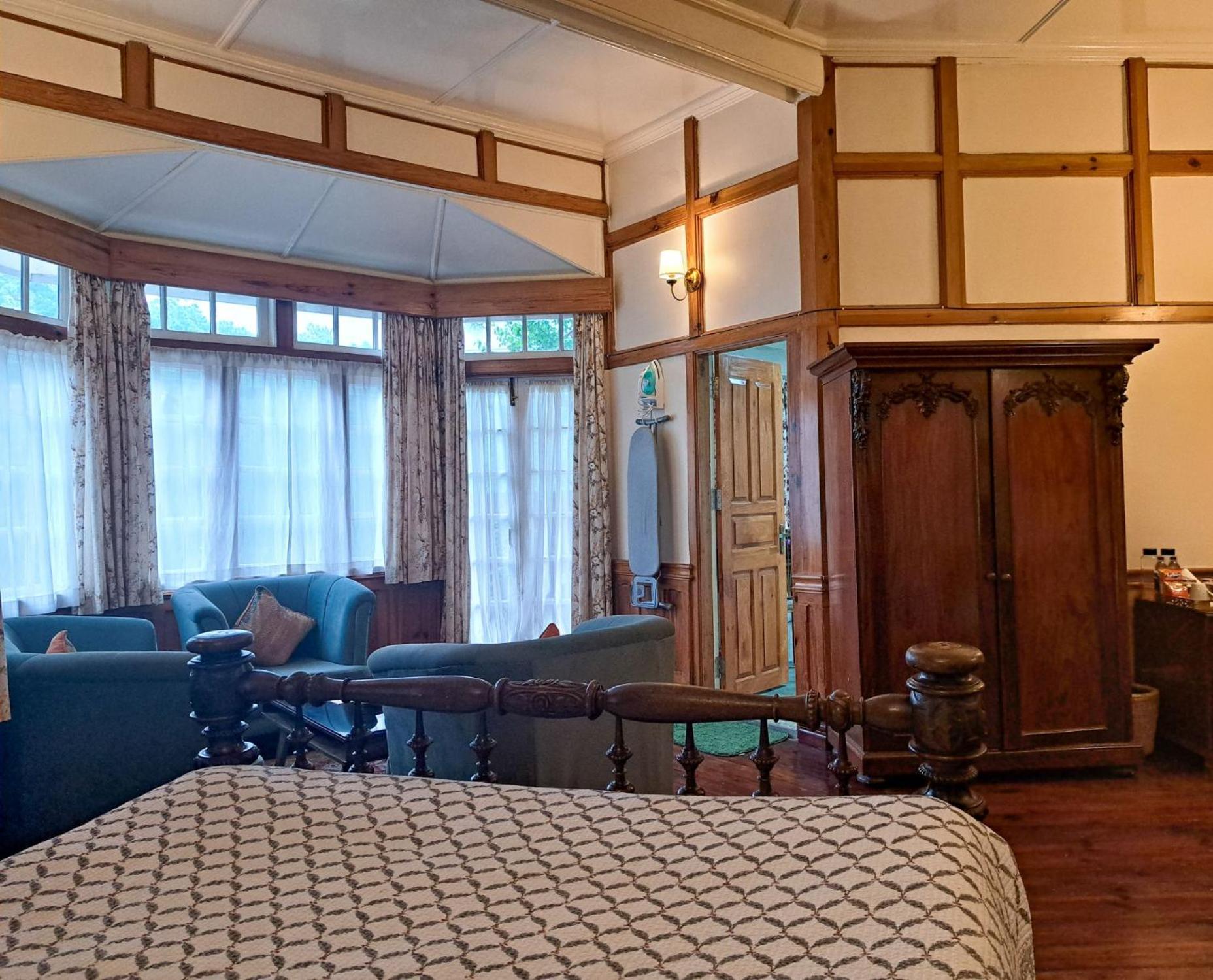The Heritage Club - Tripura Castle Hotel And Spa 실롱 외부 사진