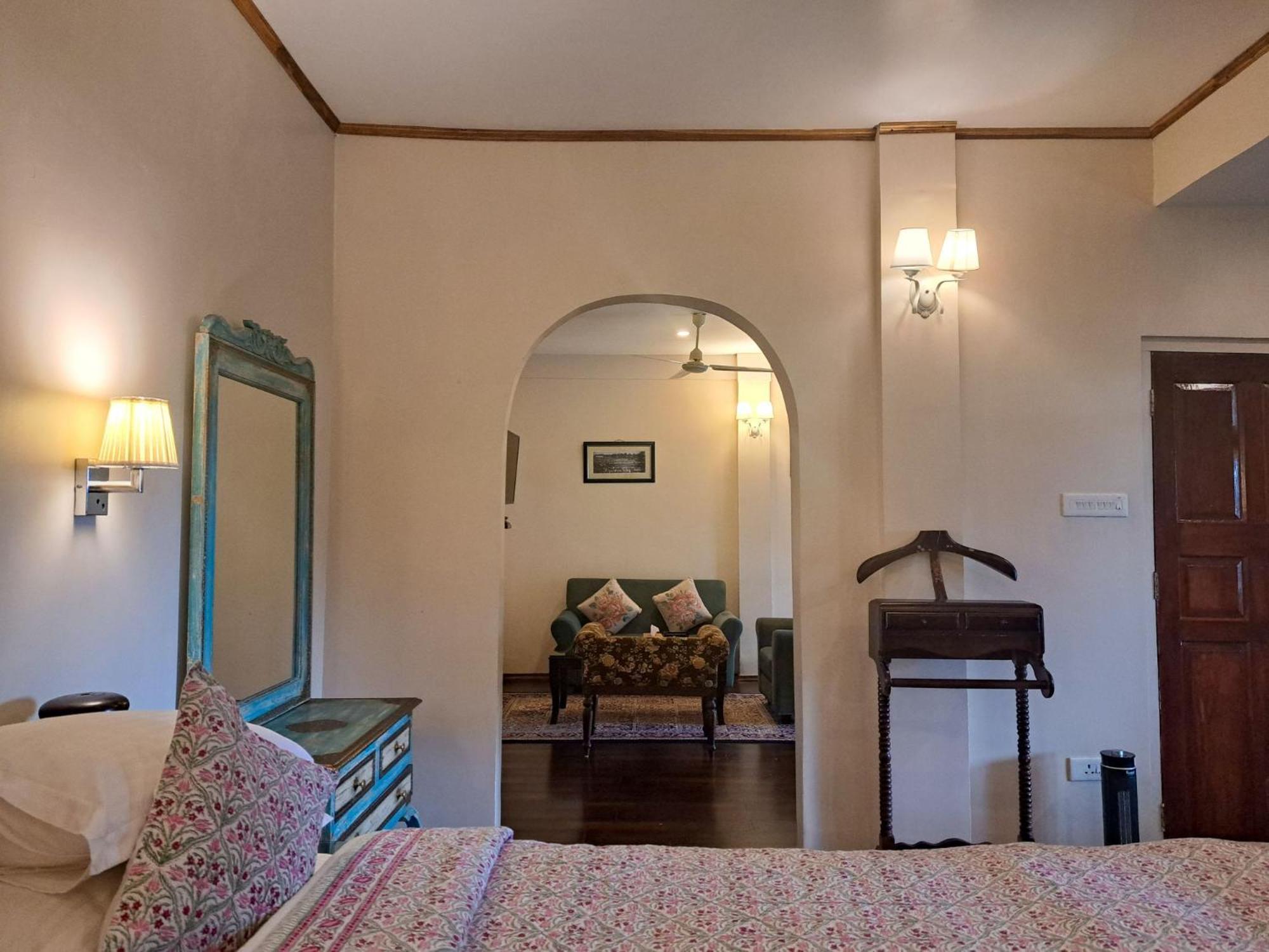 The Heritage Club - Tripura Castle Hotel And Spa 실롱 외부 사진