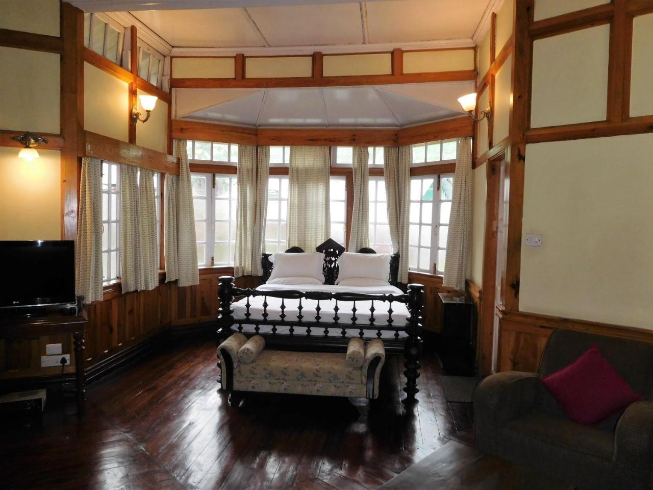The Heritage Club - Tripura Castle Hotel And Spa 실롱 외부 사진